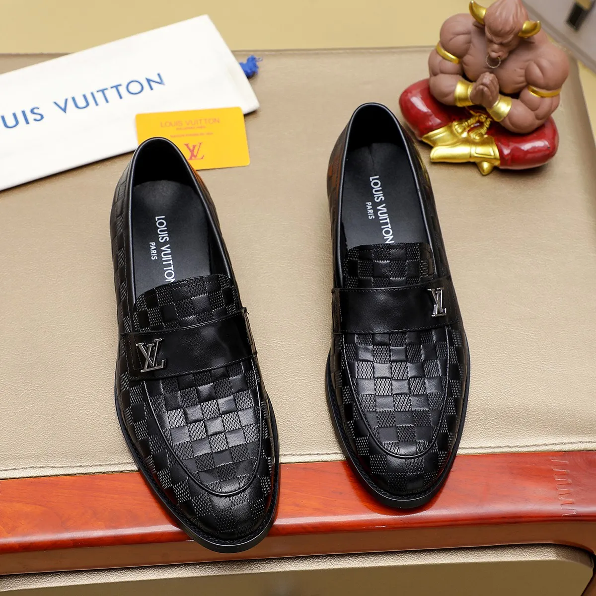 Men's Men's Shoes 💰420 💰[Louis Vuitton] LV high-end business formal leather shoes! ! Luxurious and elegant style, equal emphasis on practicality and style, professional focus on details and quality, counter original 1⃣️: 1⃣️ super accurate reproduction👍🏻! Material: The upper is made of imported original soft 🐂cowhide ➕imported first-layer sheepskin lining. Original anti-slip and wear-resistant outsole! Code number: 39--45, (38.46 custom-made) Large quantities in stock!